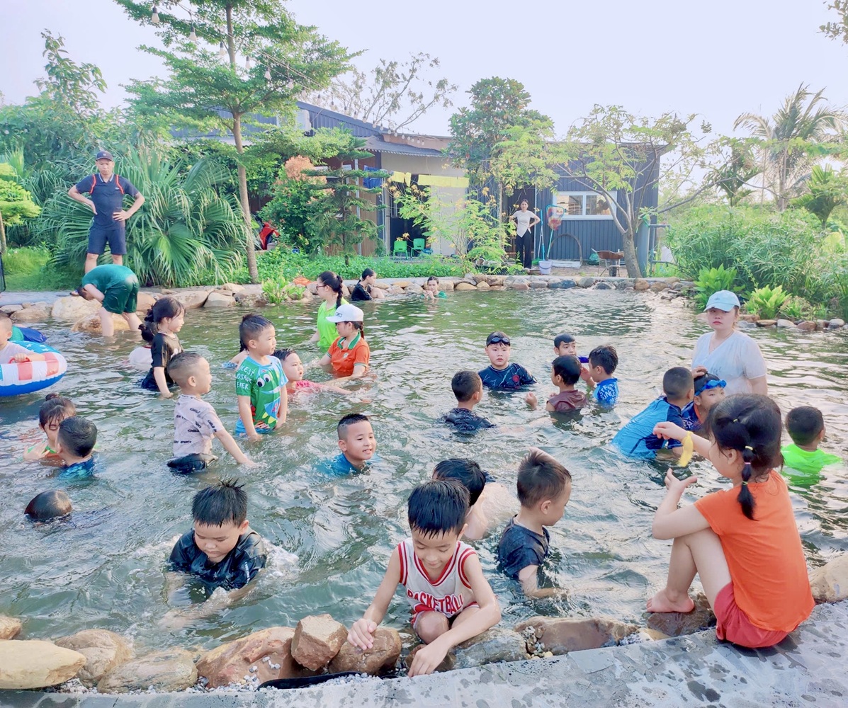 Các bé vui chơi ngoài trời