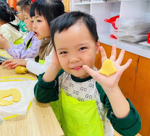 Các bé tham gia hoạt động thể chất